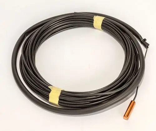 Niedertemperaturfühler mit einem langen Kabel, das aufgerollt ist. Die Fühler-Sonde hat eine Kupferummantelung und stammt von Daikin.